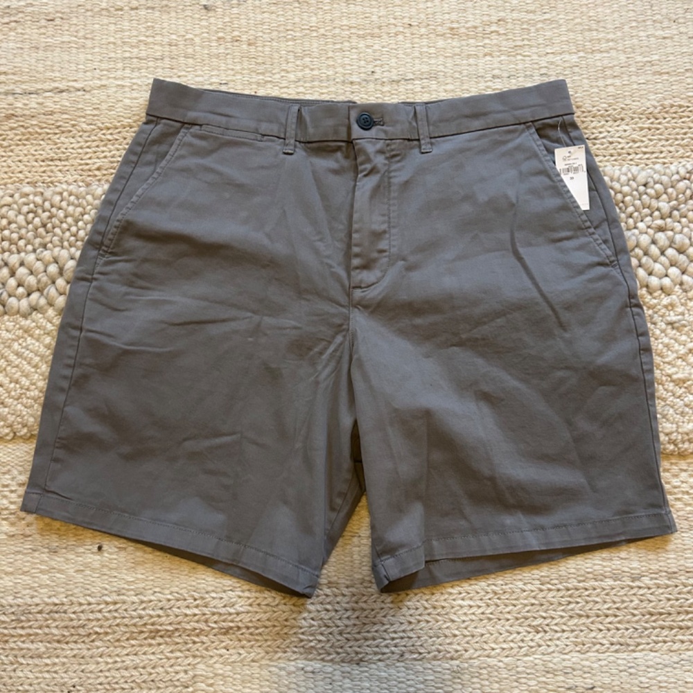 Gap gray shorts NWT - size 33